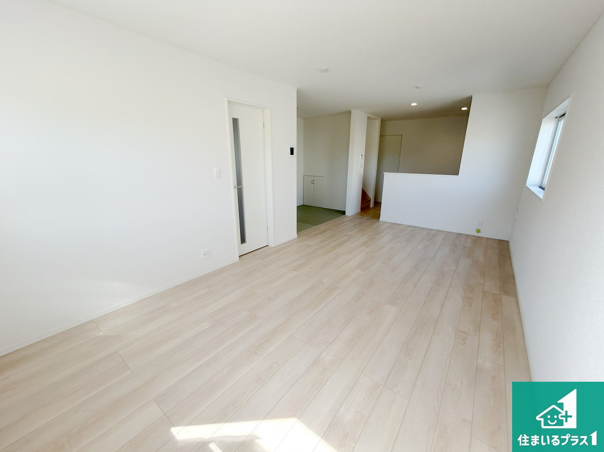 貝塚市澤　第4期　新築一戸建ての居間・リビング|太陽の光が差し込むとっても明るいリビング！思わず微笑みたくなる居心地の良さ。家族団らんの時間も増えそうなくつろぎのＬＤＫで、住む人のこだわりを活かすゆとりある空間♪