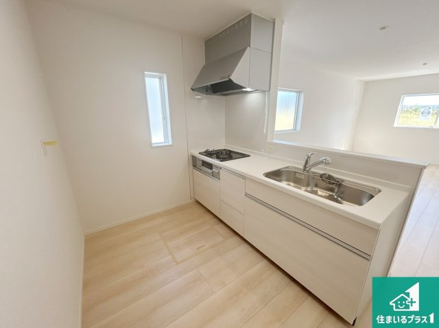 貝塚市澤　第4期　新築一戸建てのキッチン|収納豊富！浄水器付きキッチン！お子さまの様子を見ながらお料理を楽しむことができますね。家族のコミュニケーションが増え会話もはずみそう！