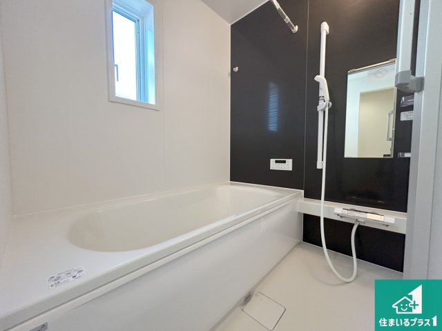 貝塚市澤　第4期　新築一戸建ての浴室|足をゆったり伸ばして一日の疲れを癒してくれる浴槽。窓は少し高めに設置することで、外部からの視線も気にならない設計にし、かつ差し込む光が明るく穏やかな雰囲気にしてくれます！