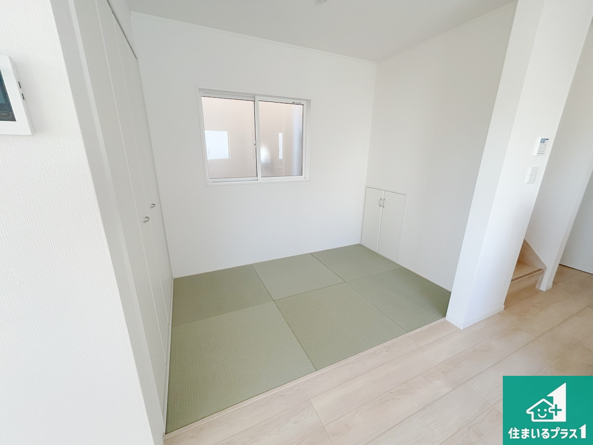 貝塚市澤　第4期　新築一戸建ての和室|一室あると便利な和室は客間としてだけでなく、小さなお子様のプレイルームやみんなでお昼寝もいいですね。壁一面のモダンな扉の押し入れもたっぷり収納力！【現地写真】