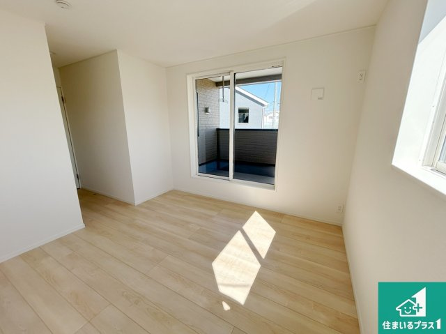 貝塚市澤　第4期　新築一戸建ての洋室|寝室は心地よい眠りについてもらいたくて、シンプルでかつ開放的な空間に！大きな窓から差し込む朝日が、すっきりとした目覚めをサポートします。【現地写真】