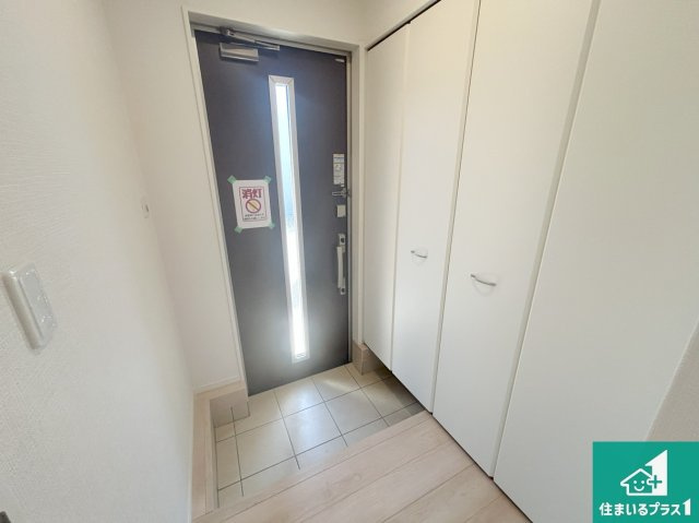 貝塚市澤　第4期　新築一戸建ての玄関|シューズクローゼットにはたくさんの靴が収納できるので玄関周りはいつもスッキリ！コの字型のスペースにはオシャレな小物を置くと玄関が華やかに♪【現地写真】