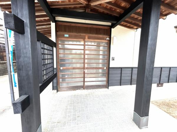 【玄関】 | 仲介手数料無料！恩田小学校に通えるリフォーム済み中古住宅　宇部市末広町 | 落ち着いた玄関です