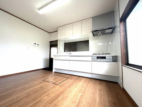 【キッチン】 | 仲介手数料無料！恩田小学校に通えるリフォーム済み中古住宅　宇部市末広町 | 使い勝手の良いシステムキッチンで楽しくクッキング♪