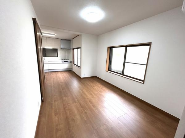 【居間・リビング】 | 仲介手数料無料！恩田小学校に通えるリフォーム済み中古住宅　宇部市末広町 | ゆったりとしたリビングは家族の団らんがはずみますね♪