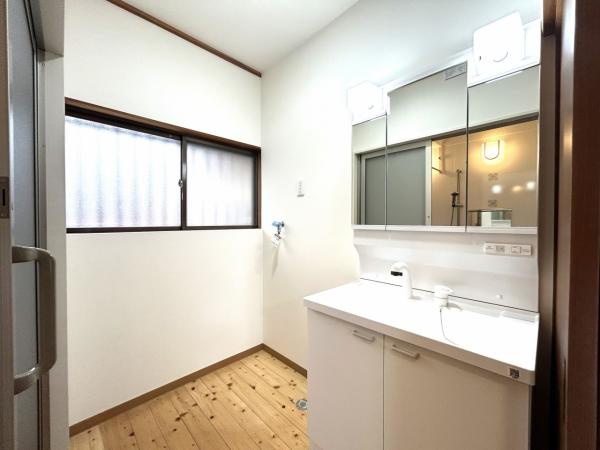 【洗面所】 | 仲介手数料無料！恩田小学校に通えるリフォーム済み中古住宅　宇部市末広町 | 明るい洗面所です