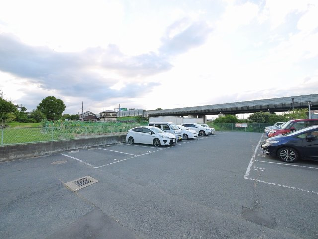 コーポレート筒井の駐車場|カースペースがあります
