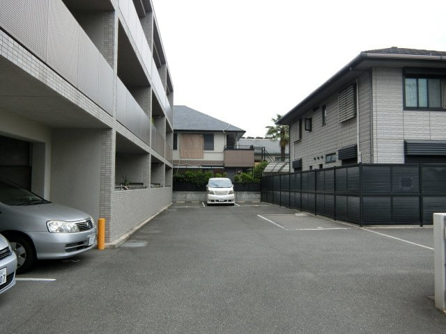 リッツ西中条の駐車場