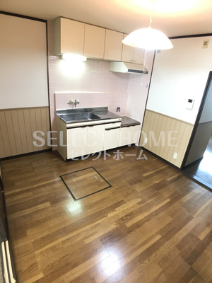 【居間・リビング】 | ロイヤルパートⅡ | こちらの居間で趣味の時間をお楽しみください