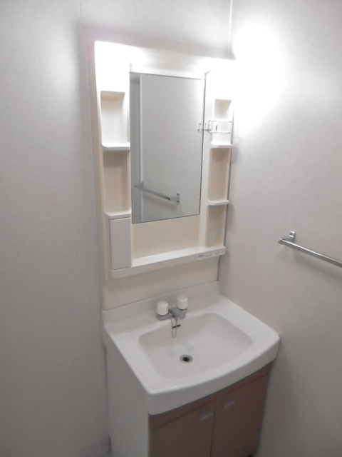 ドミールパーク江崎の洗面所|明るい洗面所です