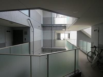 原宿東急アパートメントのエントランス|共有部吹き抜け構造
