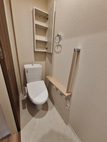 （シニア限定）Serenity Court東新町のトイレ|手すり付きでつまづき防止/温水洗浄便座付き