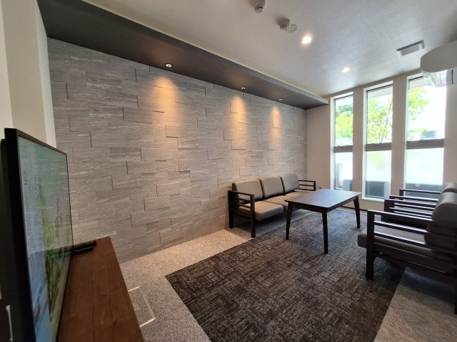 （シニア限定）Serenity Court東新町のロビー|共用スペースでお話やタクシー等をお待ちいただけます