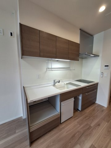 （シニア限定）Serenity Court東新町のキッチン|座りながら作業ができるキッチンです。IHで火災予防に配慮