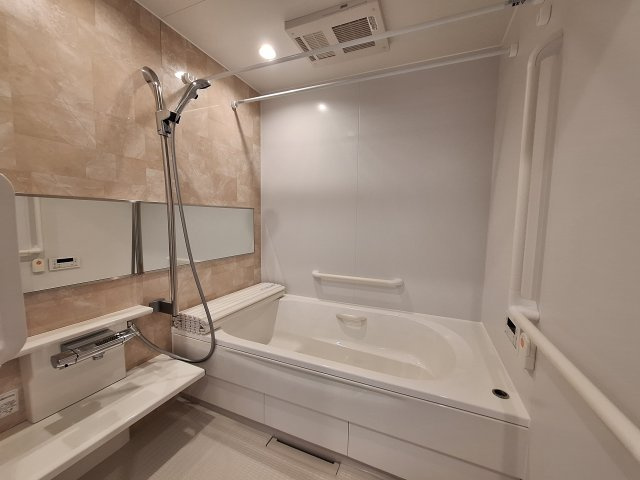 （シニア限定）Serenity Court東新町の浴室|栓を閉めればボタン一つでオートバス