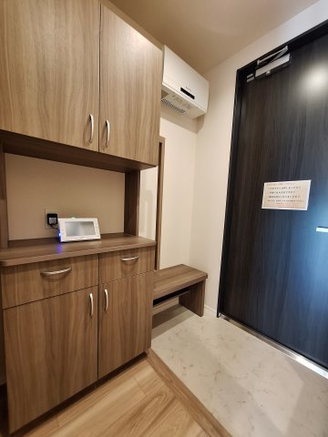 （シニア限定）Serenity Court東新町の玄関|手すりと椅子で立ち座りを補助/靴の履き替え時の転倒防止