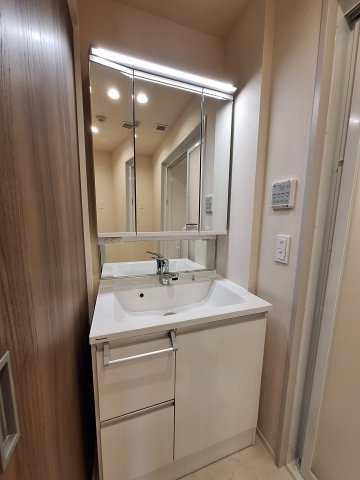 （シニア限定）Serenity Court東新町の洗面所|鏡面裏に収納あり/ホースヘッド