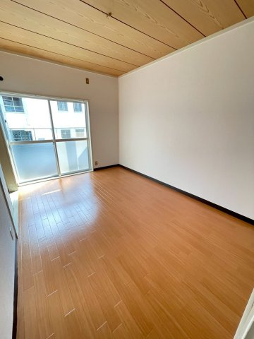 高良内コーポの洋室