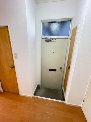 高良内コーポの玄関