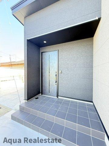 さぬき市志度の新築一戸建の玄関
