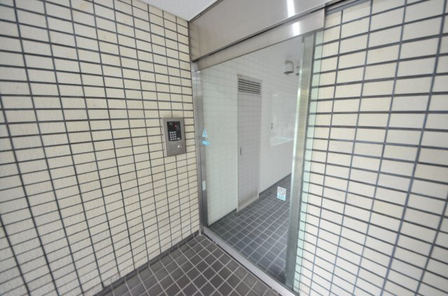 サンセゾン若松町のエントランス|エントランスはオートロックです。
