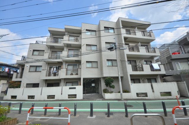 サンセゾン若松町の外観|住宅街の静かな環境に4階建ての総戸数が31戸です。目の前には公園が有ります。