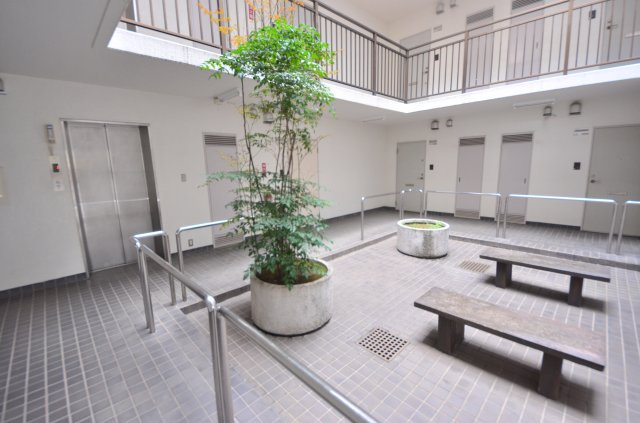 サンセゾン若松町のエントランス|エレベーター前は、解放された明るいエントランスです。