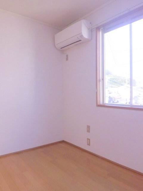 シティハイム　光１番館の居間・リビング|南西向きで明るい洋室５．５帖