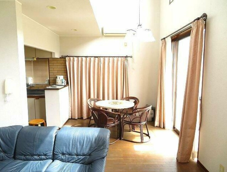 高知市横浜新町１丁目　中古一戸建ての居間・リビング|こちらのリビングで趣味の時間をお楽しみください