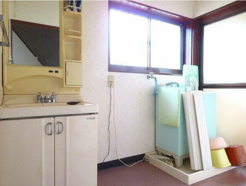高知市横浜新町１丁目　中古一戸建ての独立洗面台|独立洗面化粧台が付いています