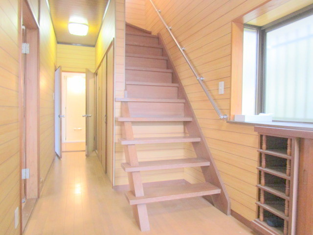 飯山満町戸建の居間・リビング|★階段★