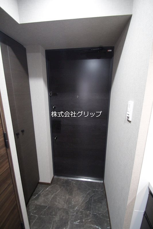 Le'a横濱関内弐番館の玄関