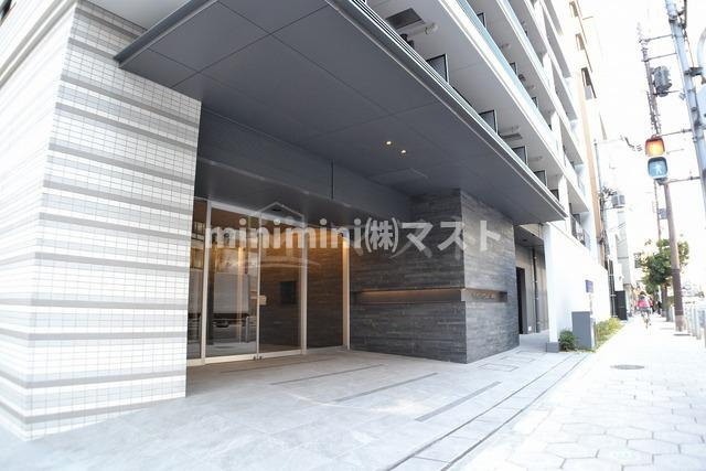 大阪市西区靱本町２丁目の賃貸マンションのエントランス