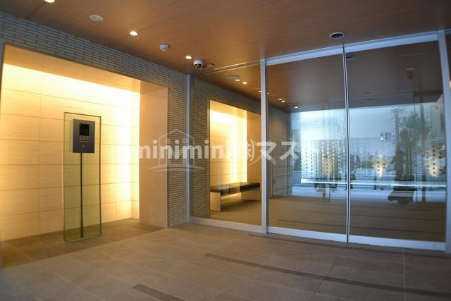 大阪市西区靱本町２丁目の賃貸マンションのエントランス