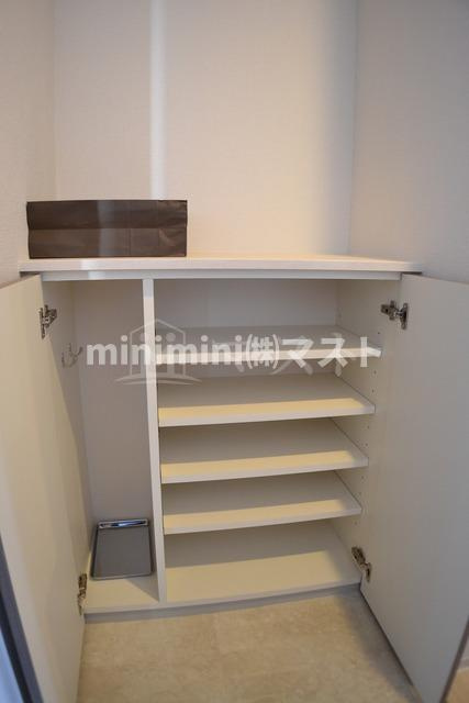 大阪市西区靱本町２丁目の賃貸マンションの玄関