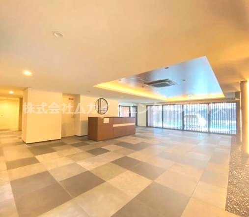 プレサンスロジェ京都西大路のロビー