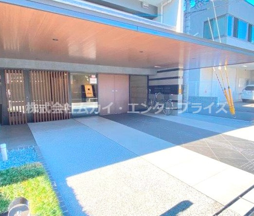 プレサンスロジェ京都西大路のエントランス