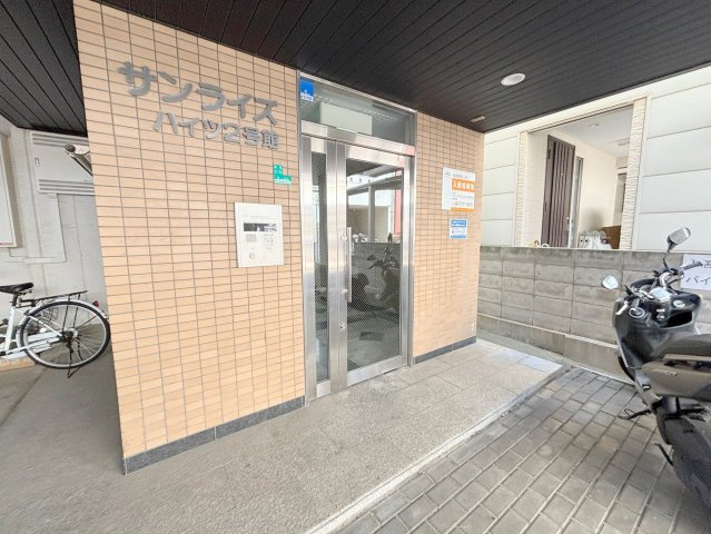 サンライズハイツ2号館のエントランス