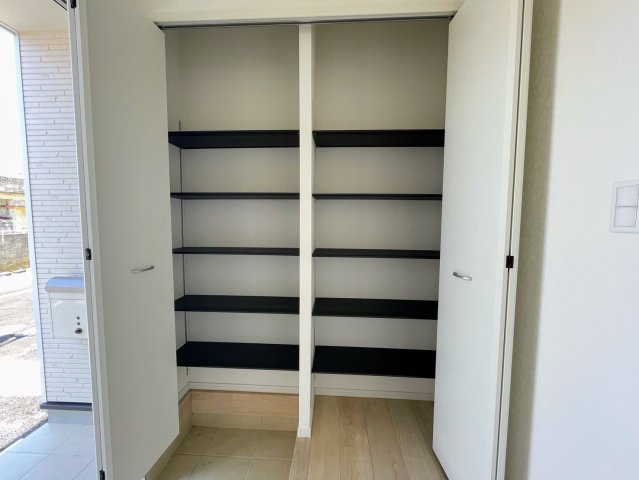 クレイドルガーデンうるま市天願 第２・3号棟の収納|可動式棚付きで大容量のシューズクローゼット付き