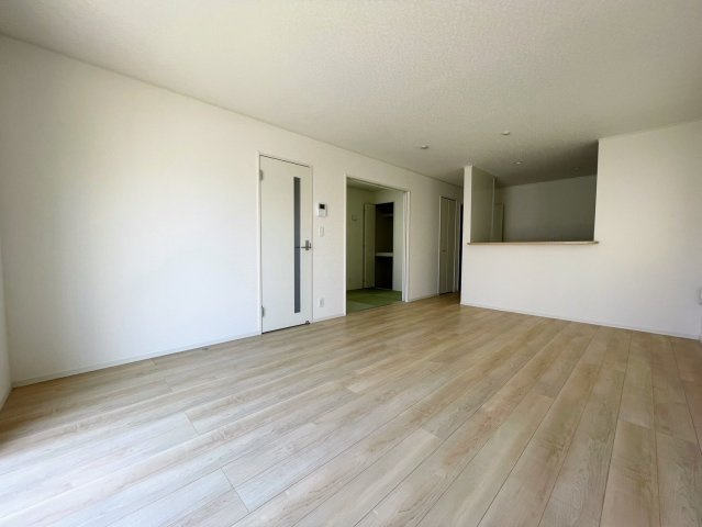 クレイドルガーデンうるま市天願 第２・3号棟の洋室|明るく広々としたLDK17帖