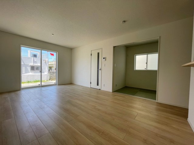 クレイドルガーデンうるま市天願 第２・3号棟の居間・リビング|明るく広々としたLDK17帖+洋風和室３帖