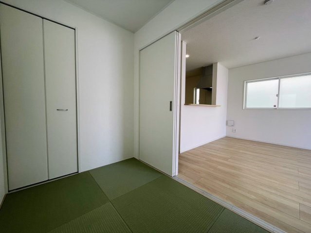 クレイドルガーデンうるま市天願 第２・3号棟の和室|リビングに隣接した洋風和室３帖