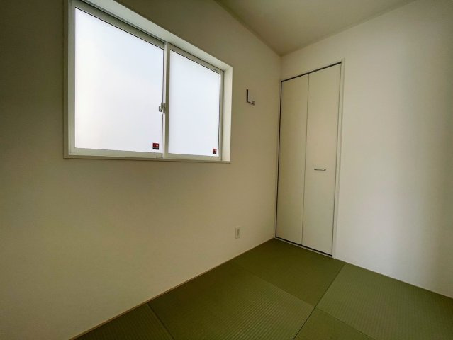 クレイドルガーデンうるま市天願 第２・3号棟の和室|和の趣をもたらす洋風和室３帖・押入れ収納付き