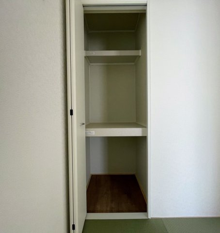 クレイドルガーデンうるま市天願 第２・3号棟の収納|洋風和室３帖に設置された押入れ収納