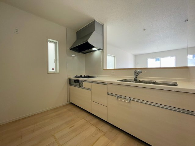 クレイドルガーデンうるま市天願 第２・3号棟のキッチン|会話の弾む対面式のシステムキッチン・換気窓＆床下収納付き