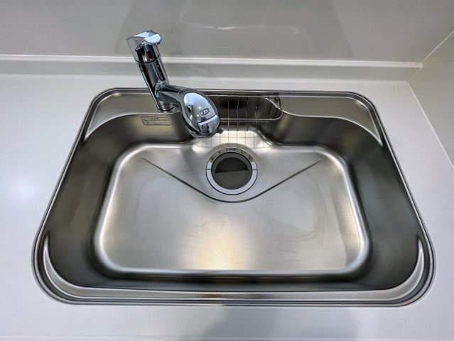 クレイドルガーデンうるま市天願 第２・3号棟の浴室|浄水器付き流し台