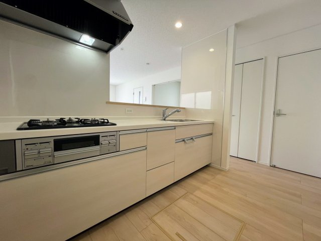 クレイドルガーデンうるま市天願 第２・3号棟のキッチン|キッチン脇には用途多彩なクローゼット付き！パントリー収納にも◎