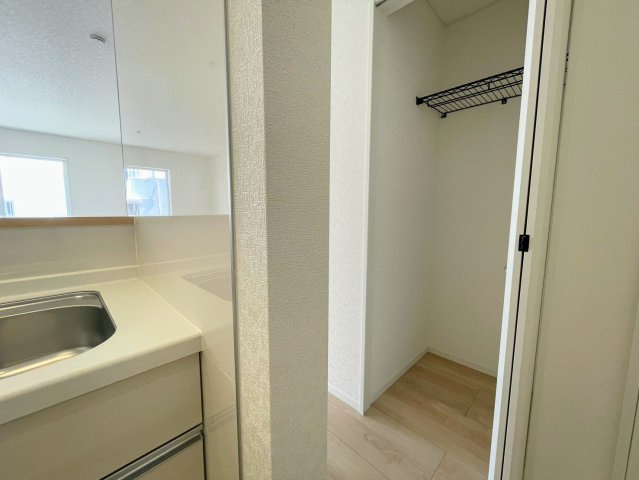クレイドルガーデンうるま市天願 第２・3号棟のその他|キッチン脇には用途多彩なクローゼット付き！パントリー収納にも◎