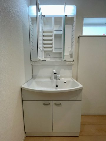 クレイドルガーデンうるま市天願 第２・3号棟の独立洗面台|シャワー付き洗面化粧台