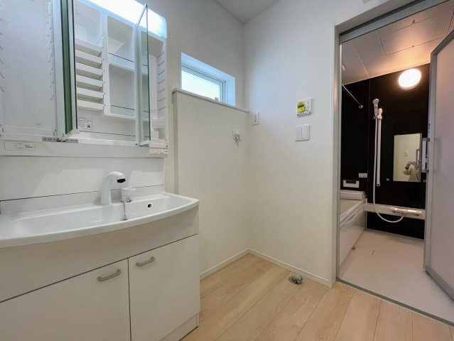 クレイドルガーデンうるま市天願 第２・3号棟の独立洗面台|シャワー付き洗面化粧台＆洗濯機置場＆換気窓から浴室への動線